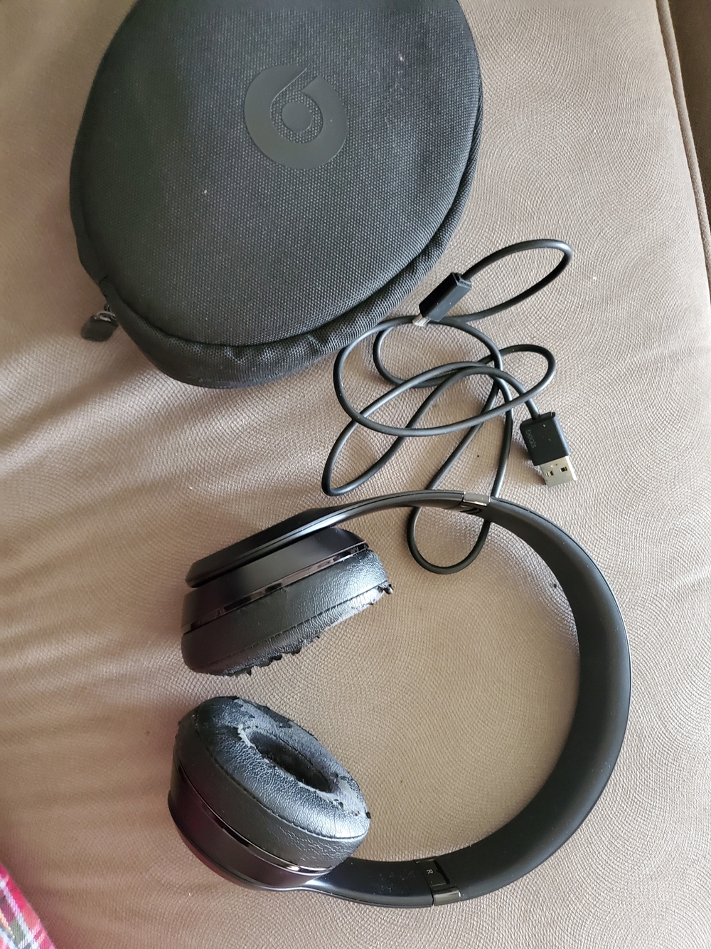 Beats by Dre Wireless Black Over-Ear Headphones with Carry Case